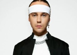 Глядач схопив Артема Пивоварова за шию під час перформансу