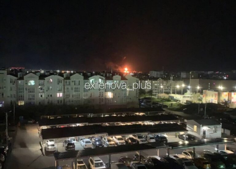 У Севастополі БПЛА атакували нафтобазу, палає порт