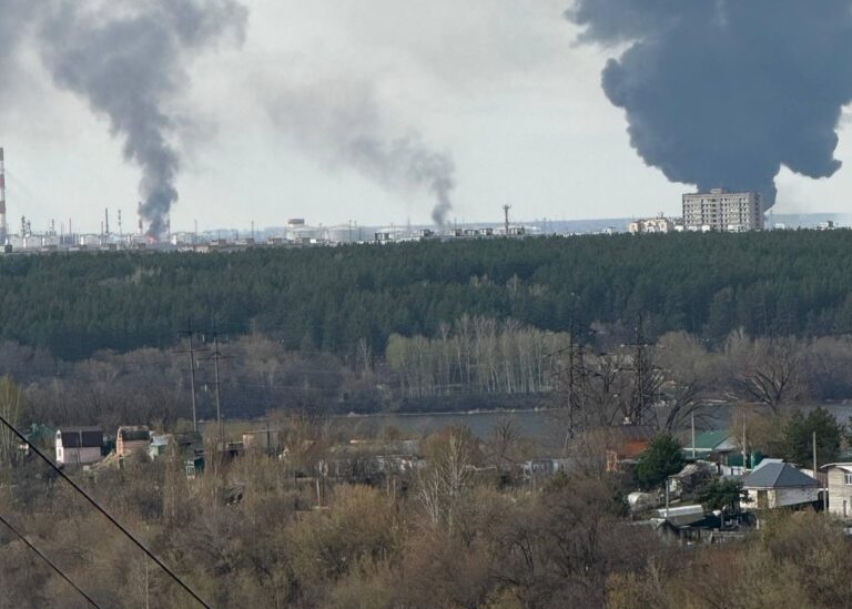 Дрони спричинили пожежу на Сизранському НПЗ в РФ
