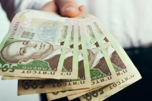Нова схема шахрайства: Українку обдурили на сотні тисяч гривень через фейковий банк