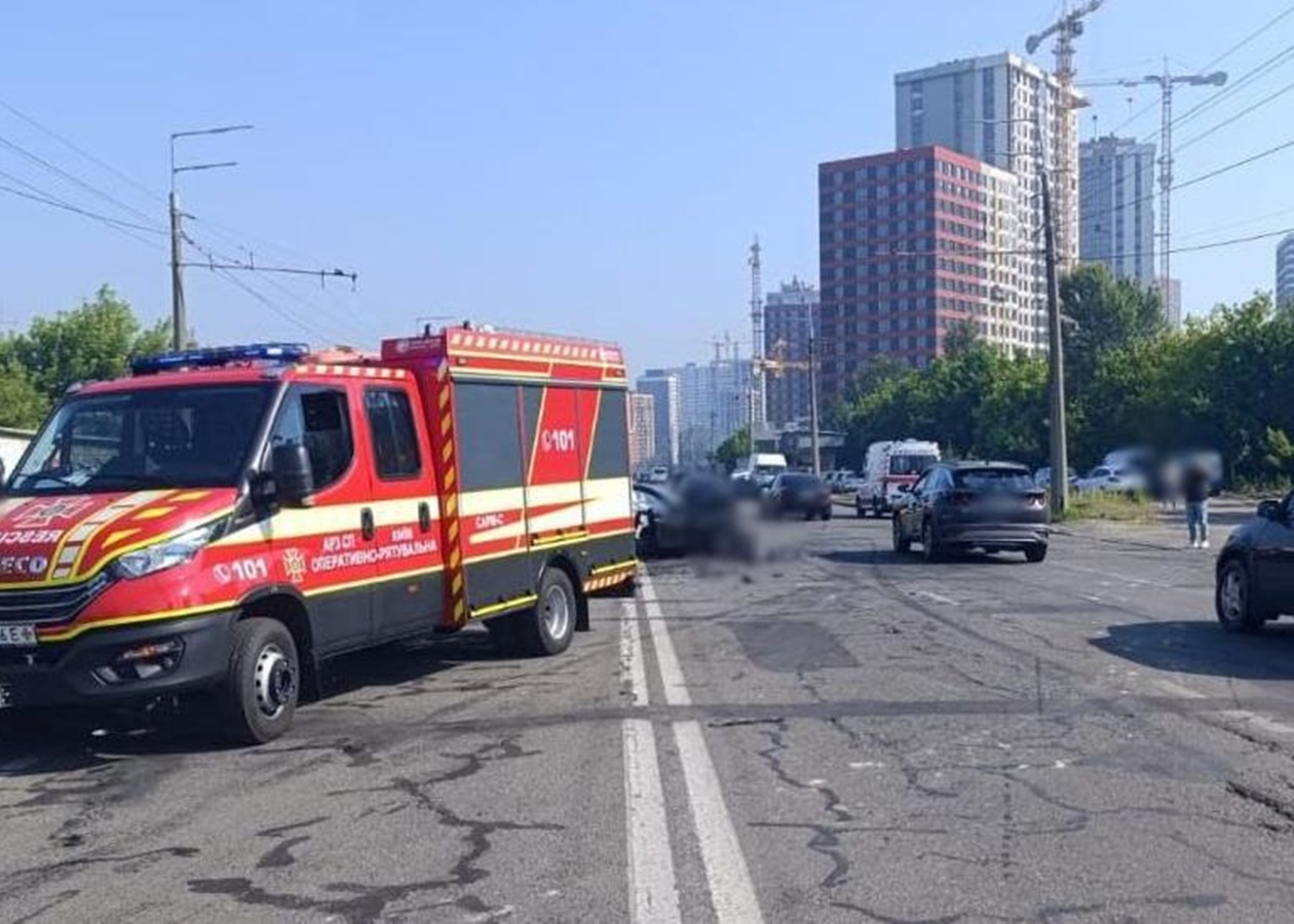 Смертельна ДТП в Києві на Виноградарі: рух ускладнений в обох напрямках