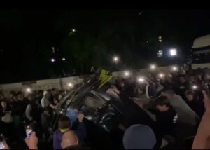 У Львові натовп перекинув авто ТЦК