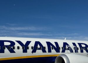 Пасажира затягнуло у розбите вікно літака Ryanair