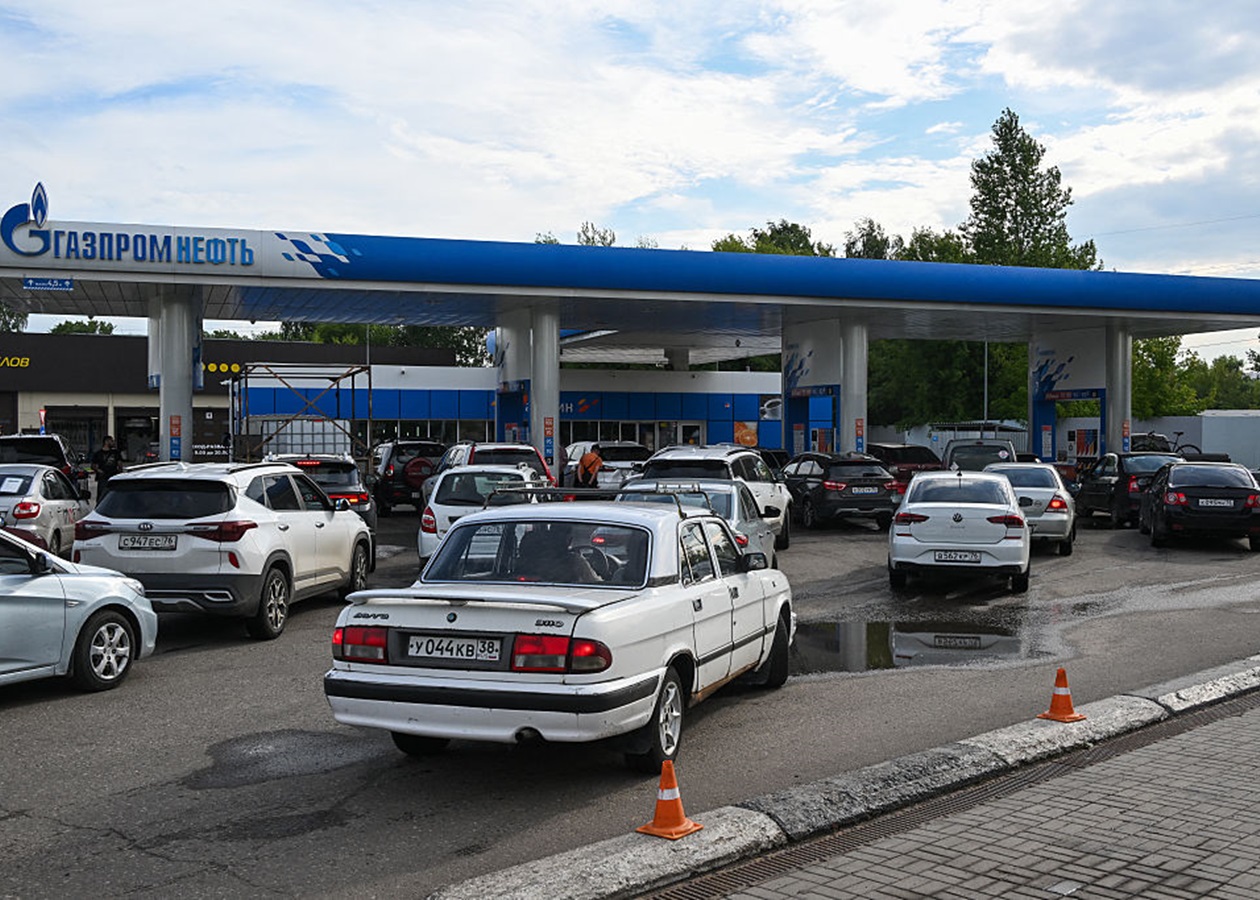 В Росії почалися рейди з розшуку бензину у будинках та гаражах