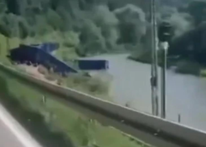 У Польщі поїзд зійшов з рейок: вагони впали в річку