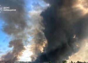 Уламки дронів впали в кількох районах Києва: троє постраждалих