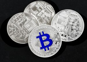 Біткоїн знову нижче $80 тисяч: що тисне на криптовалюту