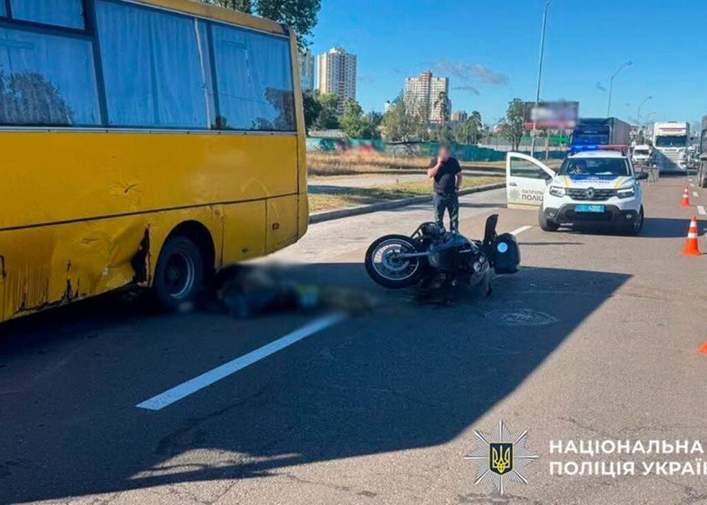 У Києві маршрутка збила мотоцикліста: є загиблий