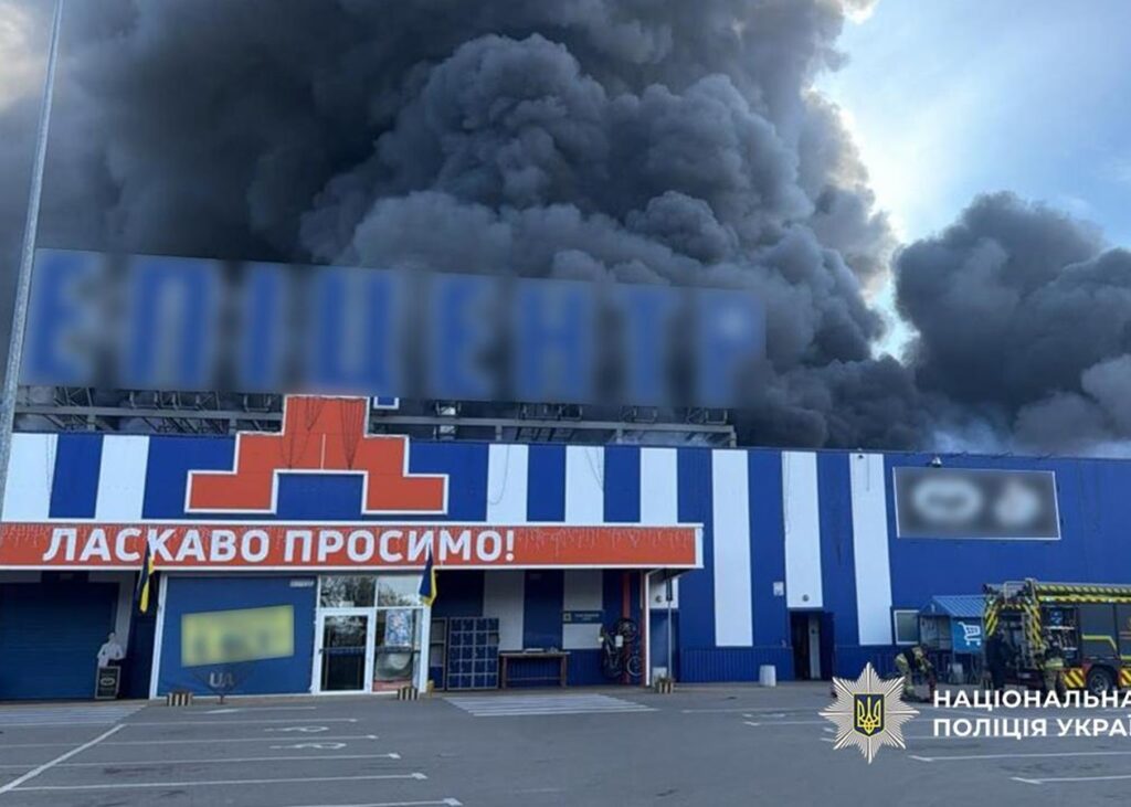 Росіяни вдарили по Епіцентру в Прилуках