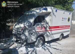 Ворожий дрон пошкодив транспорт лікарні в Херсоні