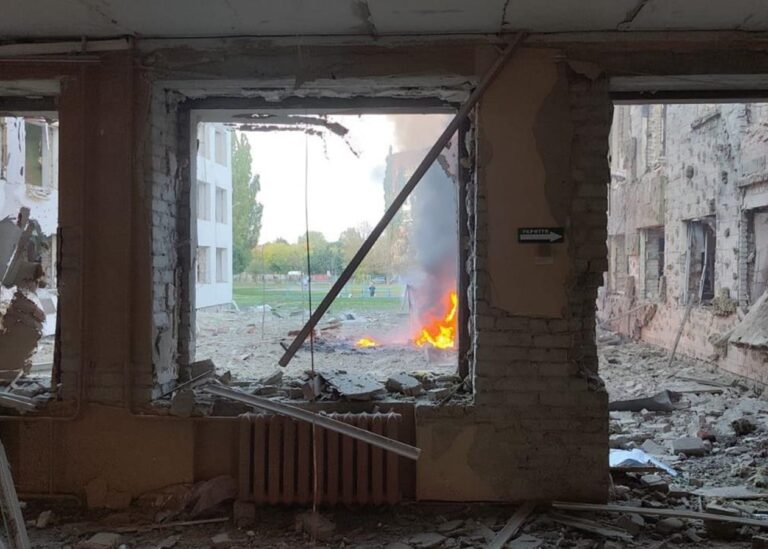 Росія вдарила бомбами по школі в Сумах, є жертви