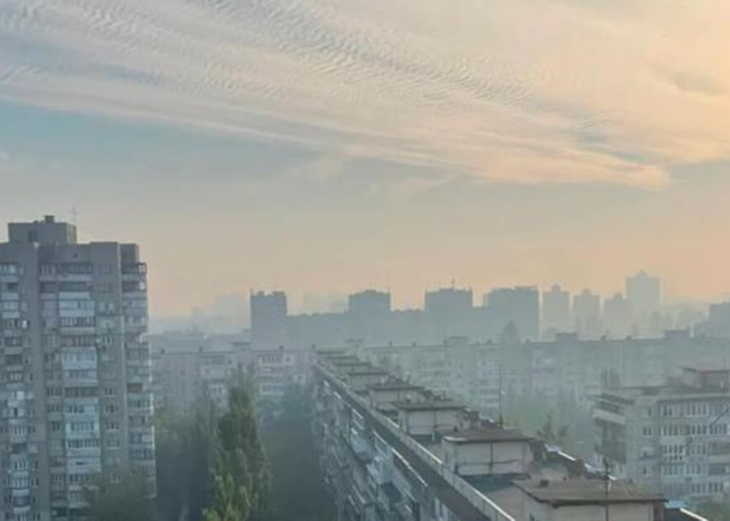 Київ затягло смогом: у ДСНС пояснили причину