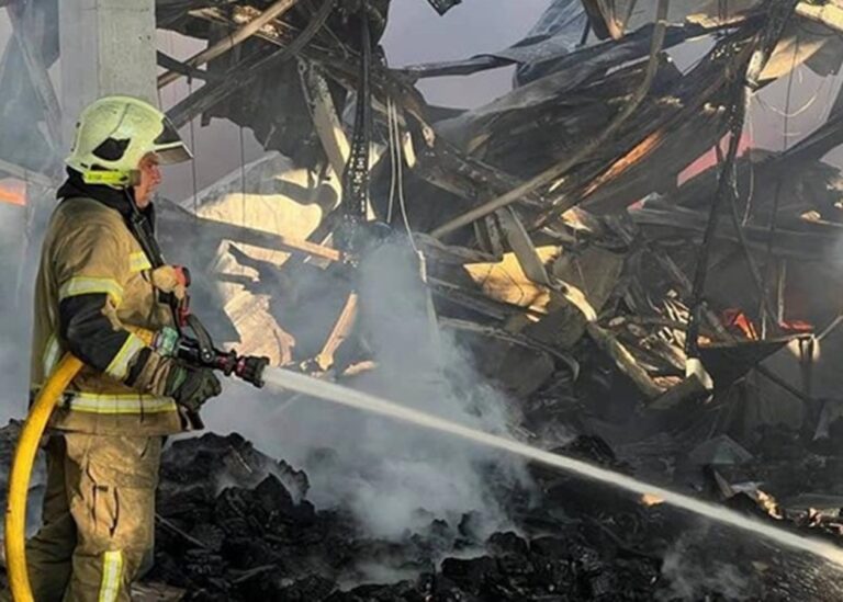 На Київщині після удару БпЛА загорівся супермаркет