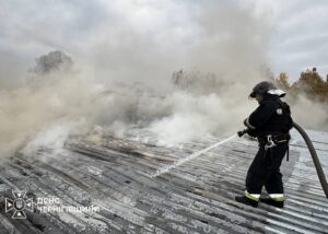У Чернігові після атаки РФ загорілася будівля